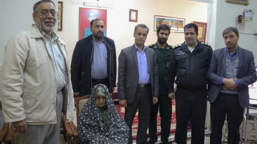 حضور سرپرست دانشگاه فرهنگیان یزد در منزل چهار شهید دفاع مقدس 11