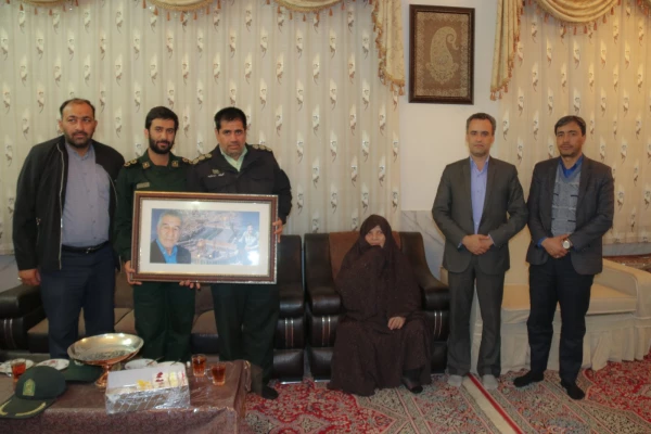 حضور سرپرست دانشگاه فرهنگیان یزد در منزل چهار شهید دفاع مقدس 14