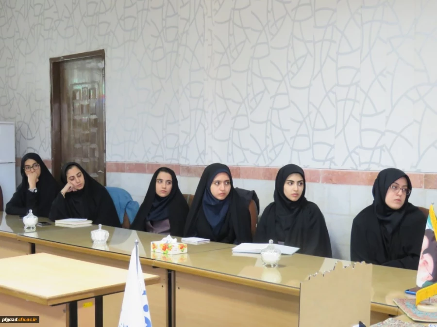 نشست سرپرست پردیس فاطمه الزهرا(س) با نمایندگان کلاس های آموزشی 5