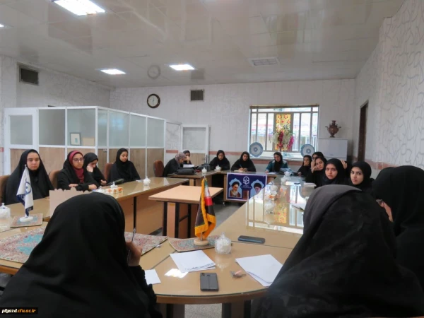 نشست سرپرست پردیس فاطمه الزهرا(س) با نمایندگان کلاس های آموزشی 6