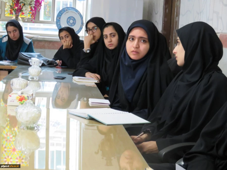 نشست سرپرست پردیس فاطمه الزهرا(س) با نمایندگان کلاس های آموزشی 8