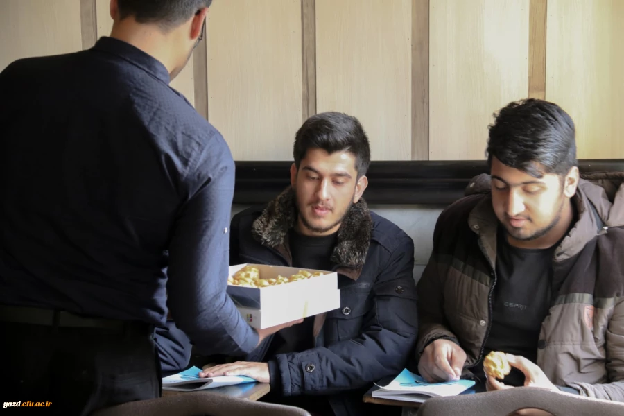 حضور مدیر استانی دانشگاه فرهنگیان یزد در کلاس های درس و تبریک روز دانشجو به دانشجو معلمان 6