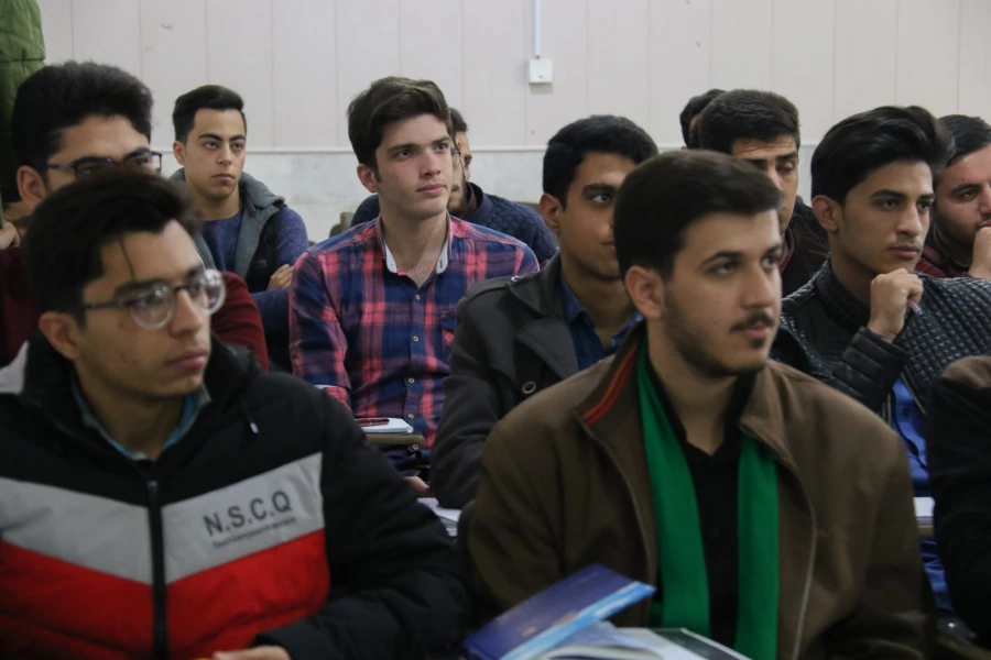 حضور مدیر استانی دانشگاه فرهنگیان یزد در کلاس های درس و تبریک روز دانشجو به دانشجو معلمان 3