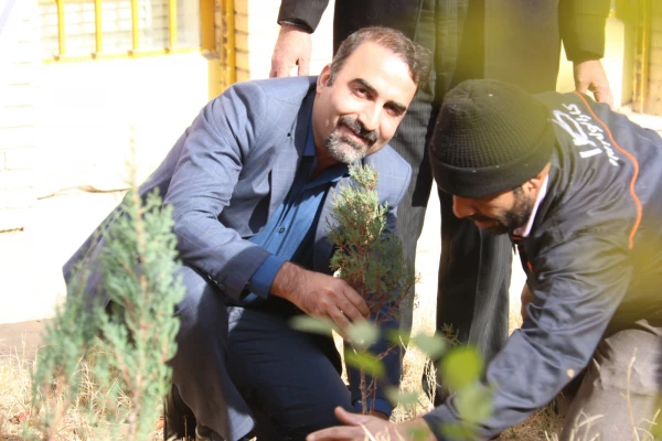 کاشت نهال به مناسبت یادبود شهدای 16 آذر 4