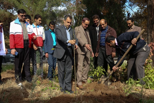 کاشت نهال به مناسبت یادبود شهدای 16 آذر 9