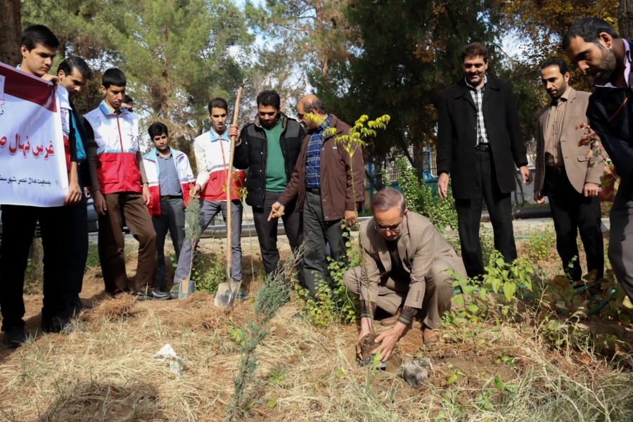 کاشت نهال به مناسبت یادبود شهدای 16 آذر 10