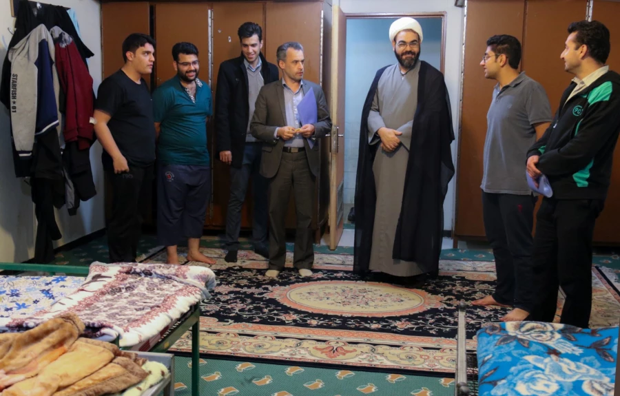 بازدید مسئولان دانشگاه از سراهای دانشجویی پردیس شهیدان پاک نژاد یزد 3