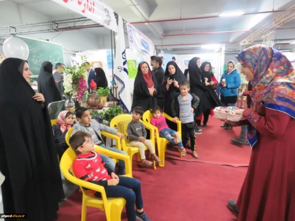 حضور فعال دانشگاه فرهنگیان استان یزد در نمایشگاه فن بازار 10