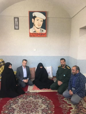 دیدار مدیر امور پردیس های استان یزد با خانواده چهار شهید دوران دفاع مقدس  3