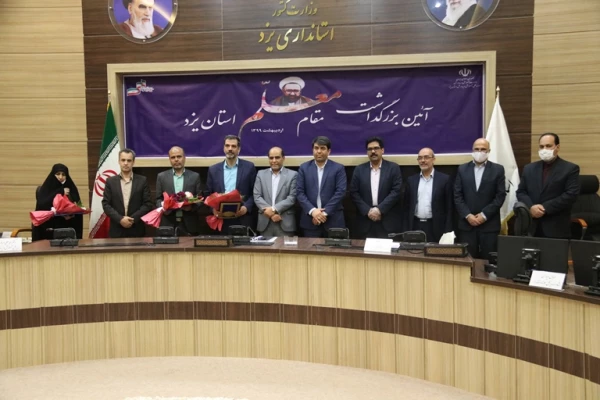 حضور سرپرست مدیریت امور پردیس های استان در آیین تجلیل از سه معلم شاخص استان 23