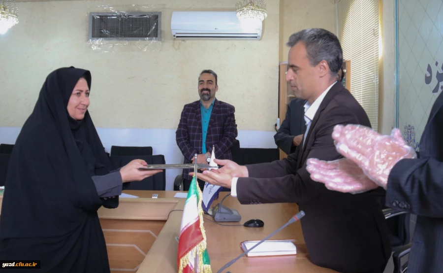 از سرکار خانم فاطمه سلطانی معاون محترم امور آموزشی، فرهنگی و پژوهشی پردیس حضرت فاطمه الزهرا(س) یزد تجلیل به عمل آمد 4