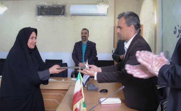 از سرکار خانم فاطمه سلطانی معاون محترم امور آموزشی، فرهنگی و پژوهشی پردیس حضرت فاطمه الزهرا(س) یزد تجلیل به عمل آمد 4