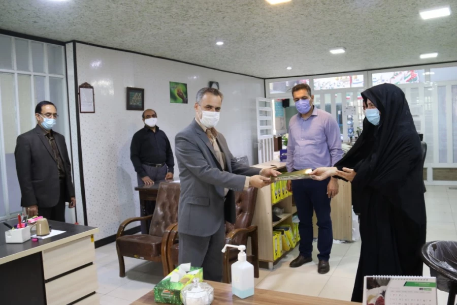 تقدیر از کارکنان حوزه آموزش پردیس های دانشگاه فرهنگیان یزد در دهه سرآمدی آموزش 8