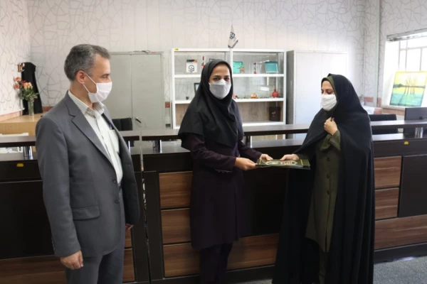 تقدیر از کارکنان حوزه آموزش پردیس های دانشگاه فرهنگیان یزد در دهه سرآمدی آموزش 10