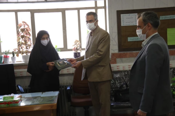 تقدیر از کارکنان حوزه آموزش پردیس های دانشگاه فرهنگیان یزد در دهه سرآمدی آموزش 11