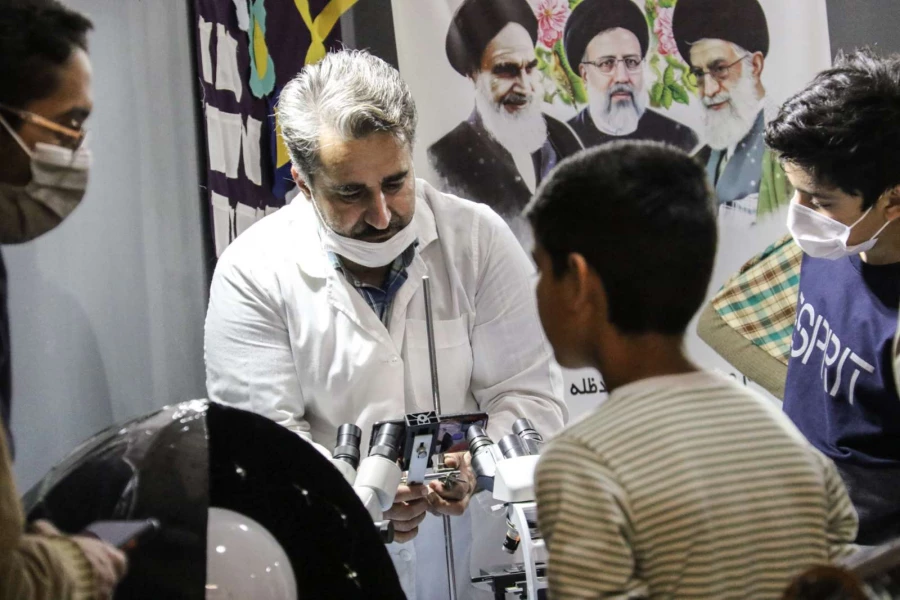 حضور فعال دانشگاه فرهنگیان یزد در نمایشگاه فن بازار استان 5