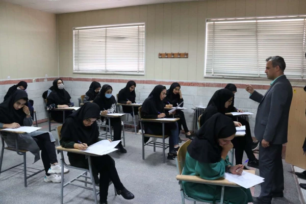 سرپرست دانشگاه فرهنگیان یزد از روند برگزاری امتحانات پردیس های استان بازدید کرد 11