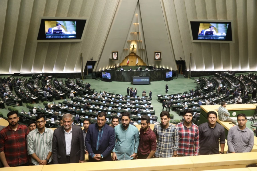 بازدید دانشجومعلمان یزدی از صحن علنی و موزه مجلس شورای اسلامی 4