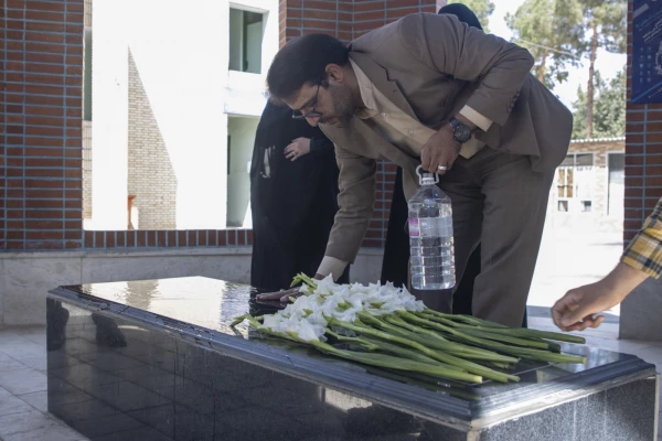  مراسم غبارروبی و عطرافشانی مزار مطهر شهید گمنام دانشگاه فرهنگیان یزد 7