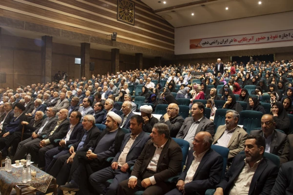 تجلیل از استاد علی مشاهیری پیشکسوت عرصه تعلیم و تربیت استان  8