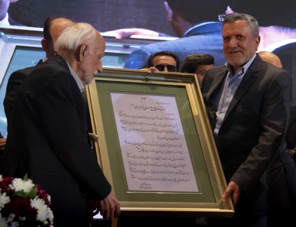 تجلیل از استاد علی مشاهیری پیشکسوت عرصه تعلیم و تربیت استان  14