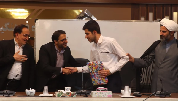 تقدیر از دانشجومعلم روشن دل پردیس شهیدان پاک نژاد یزد 3