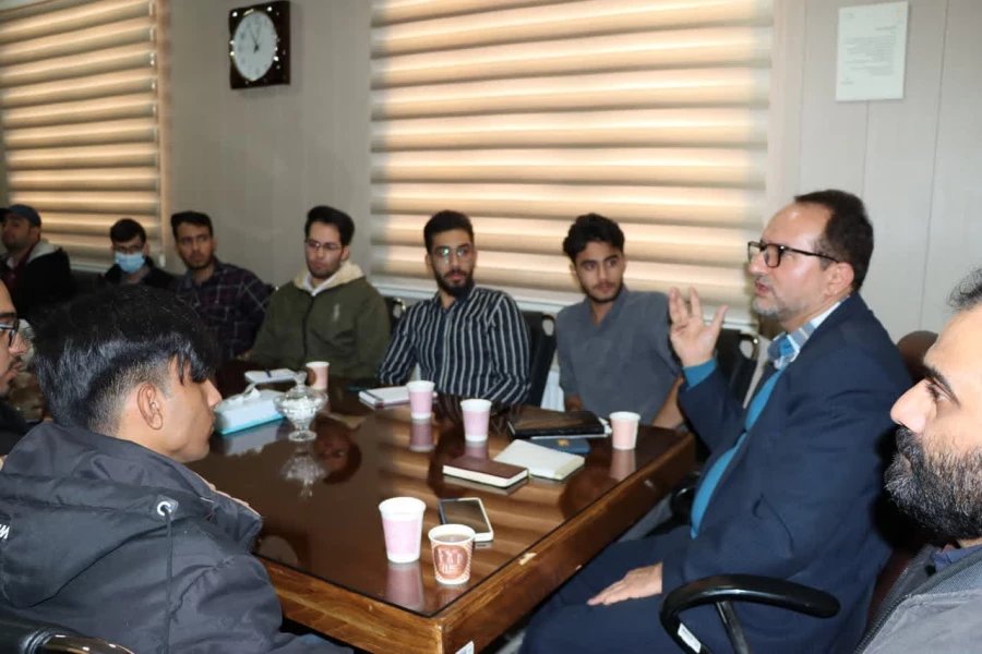 بازدید دانشجومعلمان پردیس شهیدان پاک نژاد از سازمان اسناد و کتابخانه ملی استان  8