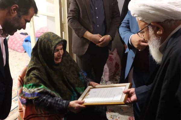 حضور نماینده ولی فقیه، استاندار و سرپرست دانشگاه فرهنگیان استان در طرح چهارشنبه های همدلی و دیدار با خانواده شهدای دانشجومعلم 5