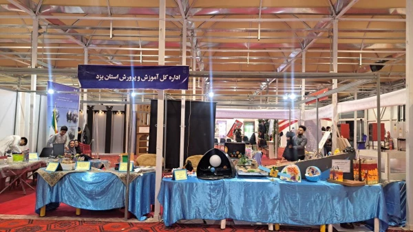 بازدید سرپرست دانشگاه از غرفه دانشگاه فرهنگیان یزد در نمایشگاه فن بازار استان 9