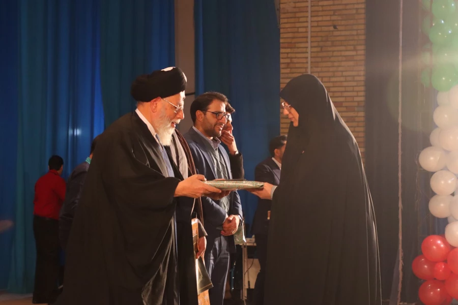 لزوم توجه ویژه به مولفه ایثار در تربیتِ دانشجومعلمان دانشگاه فرهنگیان
 4