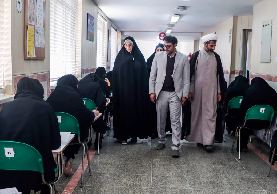 بازدید سرپرست دانشگاه فرهنگیان یزد از روند برگزاری امتحانات پردیس های استان 11