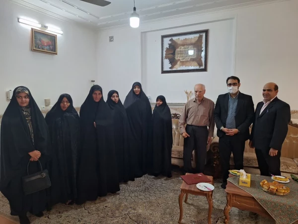 دیدار سرپرست و مدیران دانشگاه با یکی از فرهنگیان جانباز هفتاد درصد دفاع مقدس 
 6