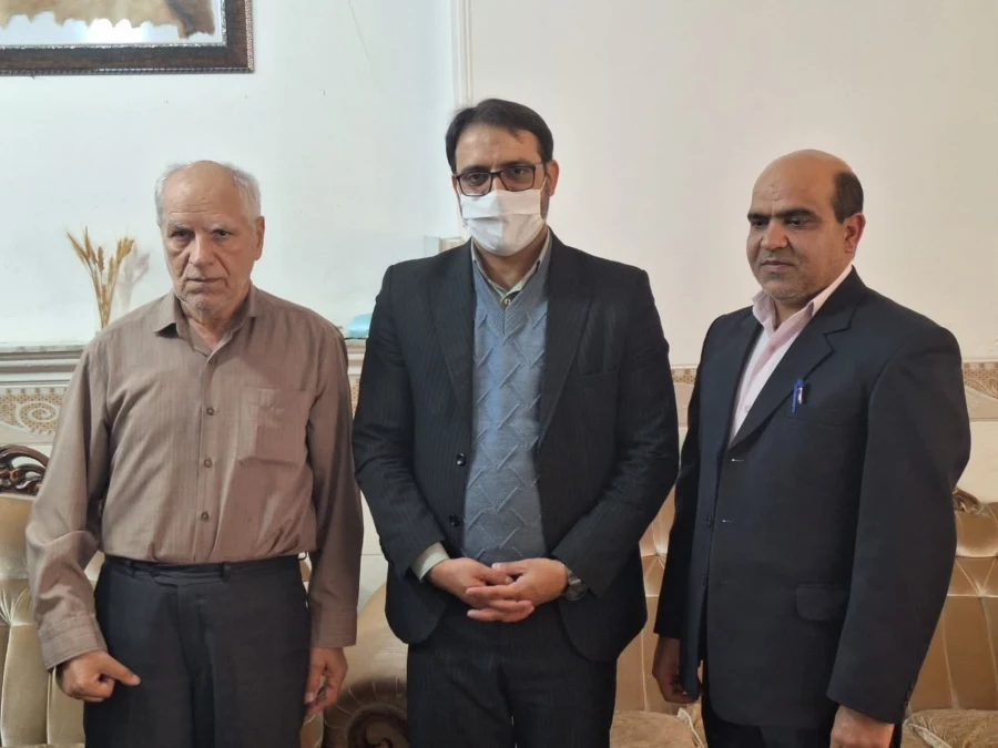 دیدار سرپرست و مدیران دانشگاه با یکی از فرهنگیان جانباز هفتاد درصد دفاع مقدس 
 7