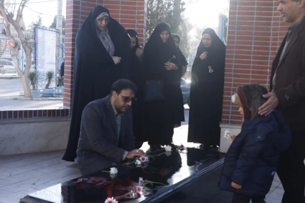 تجدید میثاق اساتید، کارمندان و دانشجو معلمان دانشگاه فرهنگیان یزد با آرمان های امام و شهیدان 
 2