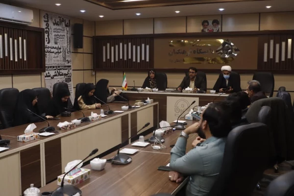 در حال حاضر هیچ کار فرهنگی مهم تر از دعوت به حضور در انتخابات نیست.
 4