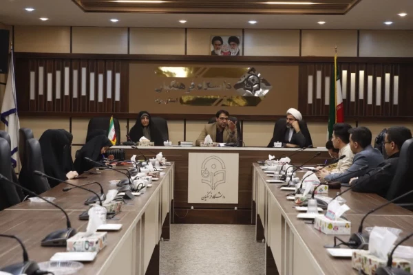  جلسات هم اندیشی و آسیب شناسی عملکردی با شورای کانون ها، تشکل ها و انجمن های علمی دانشگاه بصورت تخصصی و مجزا برگزار می شود 
 2