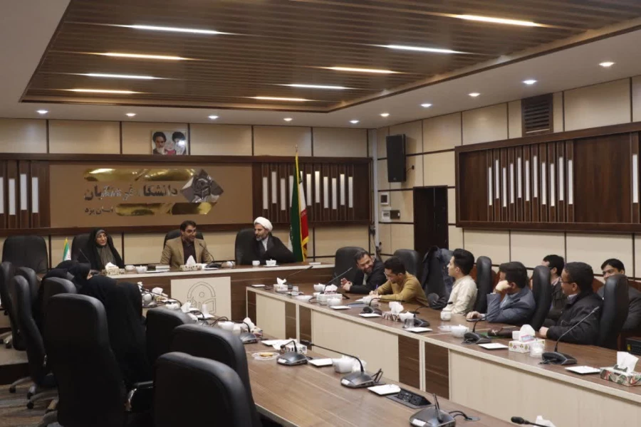  جلسات هم اندیشی و آسیب شناسی عملکردی با شورای کانون ها، تشکل ها و انجمن های علمی دانشگاه بصورت تخصصی و مجزا برگزار می شود 
 2