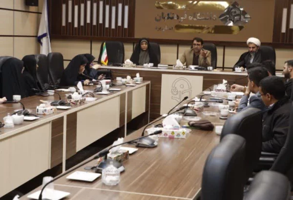  جلسات هم اندیشی و آسیب شناسی عملکردی با شورای کانون ها، تشکل ها و انجمن های علمی دانشگاه بصورت تخصصی و مجزا برگزار می شود 
 2