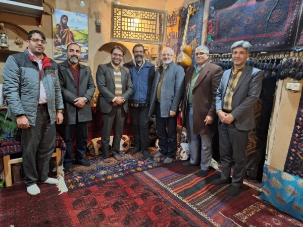 دیدار سرپرست دانشگاه فرهنگیان یزد با مدرس هنر دانشگاه فرهنگیان در خانه خشت و رنگ
 2