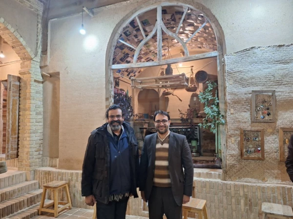 دیدار سرپرست دانشگاه فرهنگیان یزد با مدرس هنر دانشگاه فرهنگیان در خانه خشت و رنگ
 3