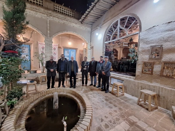 دیدار سرپرست دانشگاه فرهنگیان یزد با مدرس هنر دانشگاه فرهنگیان در خانه خشت و رنگ
 4