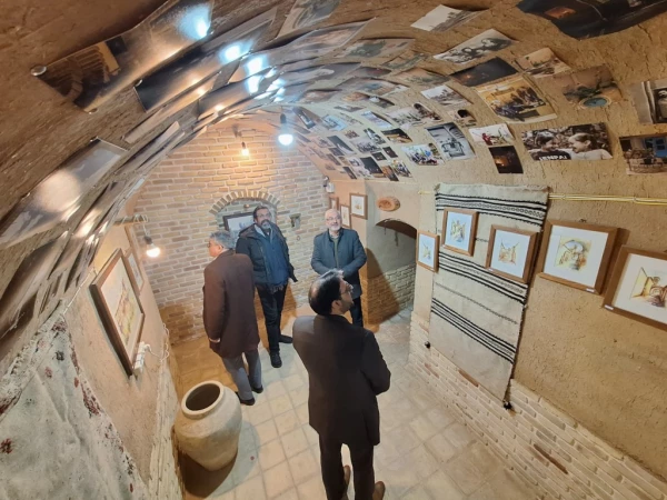 دیدار سرپرست دانشگاه فرهنگیان یزد با مدرس هنر دانشگاه فرهنگیان در خانه خشت و رنگ
 5