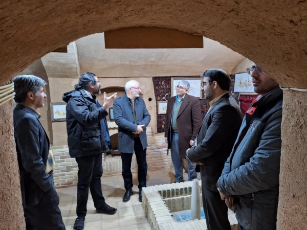 دیدار سرپرست دانشگاه فرهنگیان یزد با مدرس هنر دانشگاه فرهنگیان در خانه خشت و رنگ
 8