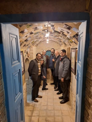 دیدار سرپرست دانشگاه فرهنگیان یزد با مدرس هنر دانشگاه فرهنگیان در خانه خشت و رنگ
 9