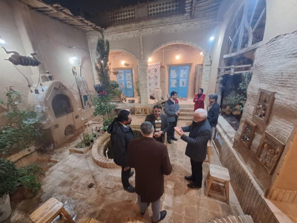 دیدار سرپرست دانشگاه فرهنگیان یزد با مدرس هنر دانشگاه فرهنگیان در خانه خشت و رنگ
 11