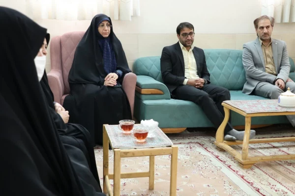 دیدار مسئولین دانشگاه فرهنگیان یزد با خانواده جانباز شهید علی اکبر عربی قریه علی 
 2