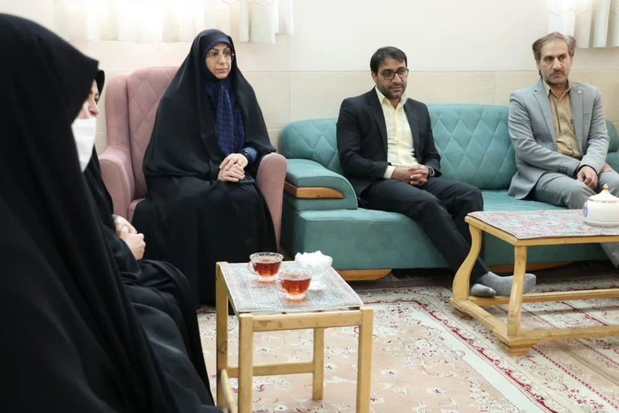 دیدار مسئولین دانشگاه فرهنگیان یزد با خانواده جانباز شهید علی اکبر عربی قریه علی 
 2