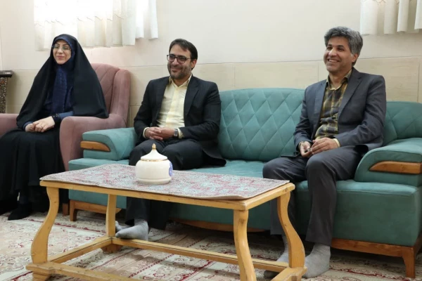 دیدار مسئولین دانشگاه فرهنگیان یزد با خانواده جانباز شهید علی اکبر عربی قریه علی 
 3