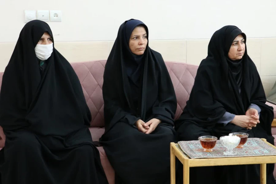 دیدار مسئولین دانشگاه فرهنگیان یزد با خانواده جانباز شهید علی اکبر عربی قریه علی 
 4