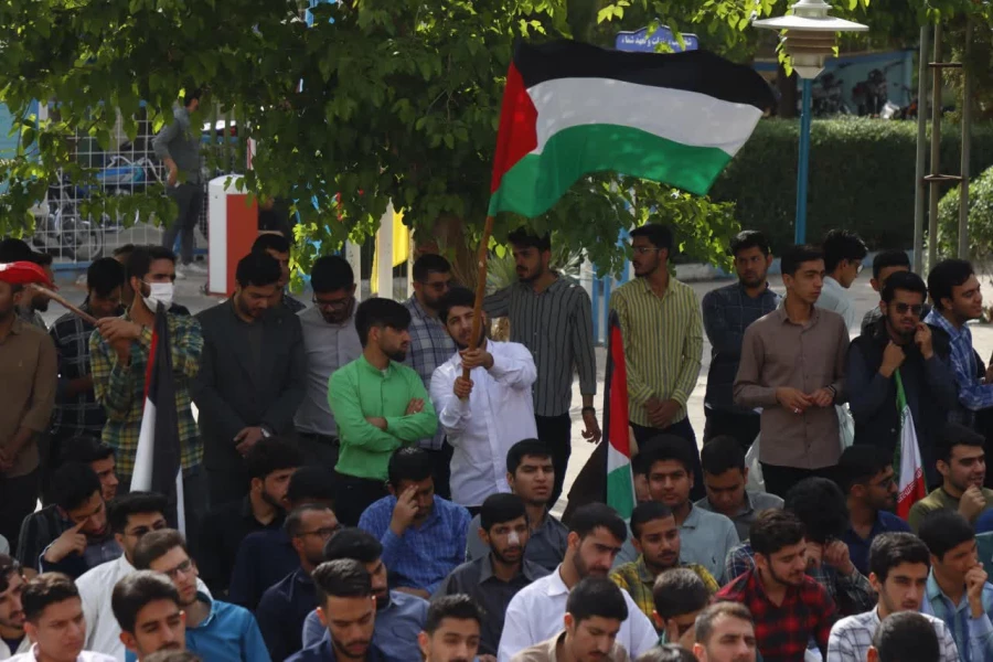 تجمع باشکوه اساتید، دانشجومعلمان و کارمندان دانشگاه فرهنگیان استان یزد در حمایت از اقدام موشکی سپاه پاسداران و تحقق عملیات وعده صادق برگزار شد.
 8